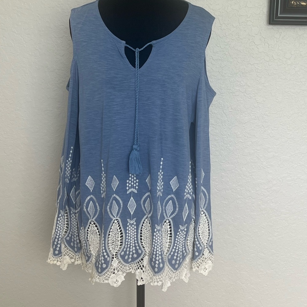 Chico's Blue Sleeveless Blouse with White Lace Hem
Caja 5